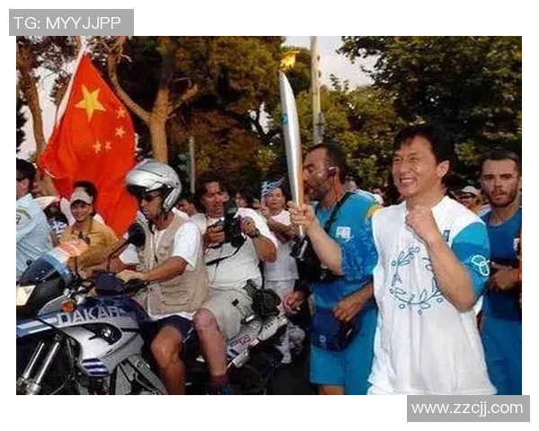 当足球巨星偶遇成龙现场气氛沸腾引发全场热烈欢呼